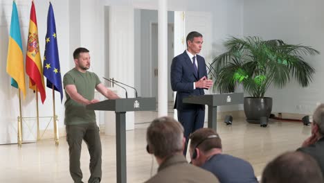 Durante-Una-Conferencia-De-Prensa-En-El-Palacio-De-La-Moncloa,-Madrid,-El-Presidente-Ucraniano-Volodymyr-Zelensky-Discutió-Un-Acuerdo-Militar-Con-Los-Medios.