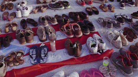 Imágenes-De-Los-Zapatos-De-Las-Víctimas-Del-Huracán-María-Frente-Al-Edificio-Del-Capitolio.