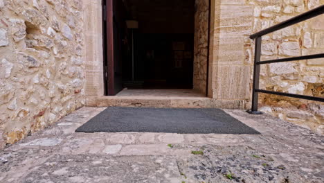 Castillo-Franco-De-Chlemoutsi-Entrada-Al-Museo-Hecha-De-Un-Robusto-Arco-De-Piedra,-Flanqueada-Por-Paredes-Erosionadas