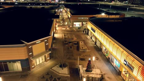 Gente-Caminando-Por-Un-Centro-Comercial-Vacío-Al-Aire-Libre-En-Canadá-Durante-La-Noche-En-La-Temporada-Navideña