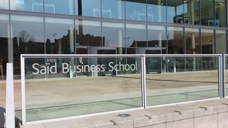 Sign-close-up-for-Saïd-Business-School-of-the-University-of-Oxford-for-management-education-in-Oxford-City,-England-UK