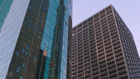 Rascacielos-En-El-Centro-De-Houston-Con-Ventanas-Rotas-Después-De-Una-Gran-Tormenta