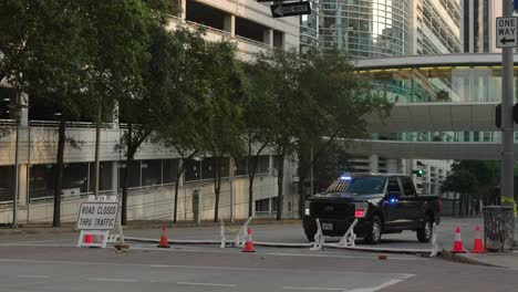 La-Policía-Cierra-La-Carretera-A-Una-Gran-Tormenta-En-El-Centro-De-Houston-Después-De-Que-Los-Edificios-Sufrieran-Daños