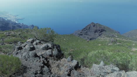 Vista-Alta-Desde-Las-Montañas-De-Teno-Sobre-Los-Gigantes,-Tenerife-Y-El-Océano-Azul.