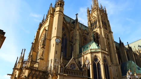 Torres-La-Mutte-Y-Horloge-De-La-Catedral-De-San-Esteban-En-Metz,-Francia