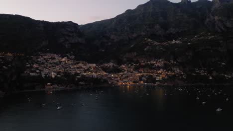 Wunderschöner-Panoramablick-Auf-Die-Bucht-Von-Positano-An-Der-Italienischen-Amalfiküste-Während-Der-Abenddämmerung