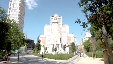 Weitwinkelaufnahme-Des-Cervantes-Denkmals-An-Einem-Sonnigen-Tag-Auf-Der-Plaza-España,-Madrid