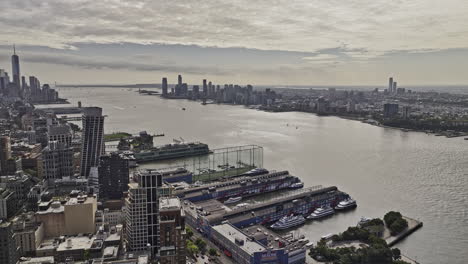 Nyc-Nueva-York-Antena-V440-Drone-Sobrevuelo-Muelles-De-Chelsea-Complejo-Deportivo-Y-De-Entretenimiento-Frente-Al-Mar-A-Lo-Largo-Del-Río-Hudson-Con-Vistas-Al-Paisaje-Urbano-De-La-Ciudad-De-Jersey---Filmado-Con-Mavic-3-Pro-Cine---Septiembre-De-2023