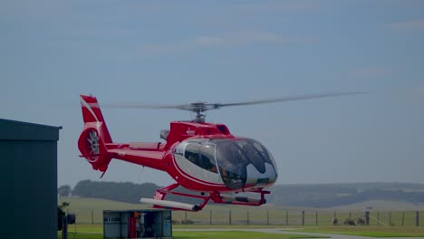 Un-Helicóptero-Lleno-De-Turistas-Despega-Y-Luego-Flota-Hacia-La-Cámara-Antes-De-Volar-Hacia-Victoria&#39;s-Los-Doce-Apóstoles.