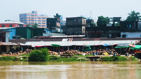 Haciendo-Cerámica-A-Lo-Largo-De-Las-Orillas-Del-Río-Sylhet,-Bangladesh---Toma-Estática