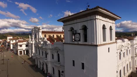 Toma-Aérea-Desde-La-Calle-Principal-Hasta-La-Vista-De-Popayán,-Colombia,-Con-Montañas-Y-Cielo-Azul-Como-Fondo