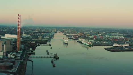 Vista-Aérea-Del-Barco-Stena-Line-Zarpa-Desde-El-Puerto-De-Dublín