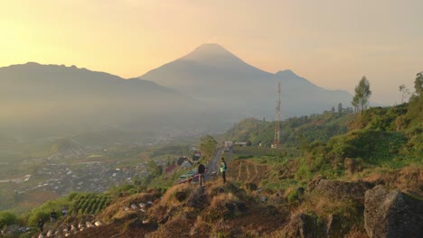 Drohnenflug-über-Die-Plantage-Auf-Dem-Hügel-Bei-Sonnenaufgang-Mit-Wunderschöner-Aussicht-Auf-Den-Sonnenaufgangshimmel-Und-Die-Berge,-Wonosobo,-Indonesien