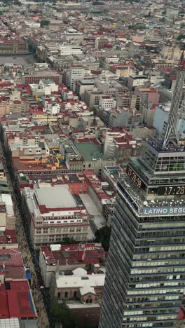 Toma-Aérea-De-La-Ciudad-De-México-Con-Torre-Latinoamericana,-Modo-Vertical