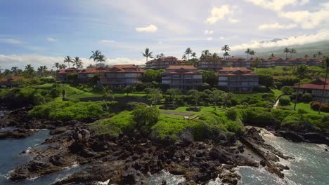 Dolly-Aéreo-De-Derecha-A-Izquierda-De-Wailea-Point-En-Hawaii