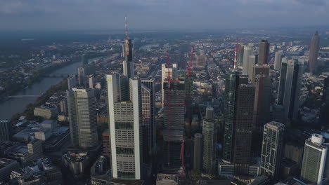 Vista-Aérea-De-Rascacielos-En-El-Distrito-Comercial-Del-Centro-Cerca-Del-Río-En-Alemania