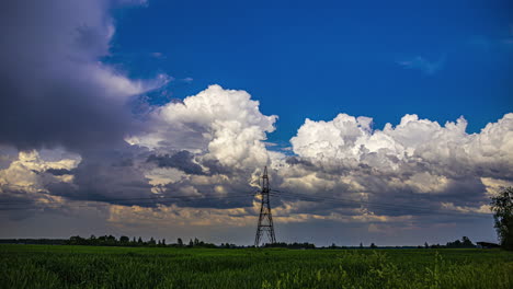 Formación-De-Nubes-Tormentosas-En-Un-Cielo-Azul-Sobre-Un-Paisaje-Rural