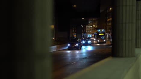 Blick-Auf-Eine-Belebte-Straße-In-Hongkong-Bei-Nacht