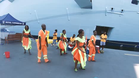 Clip-De-Gente-Local-De-La-Isla-Labadee,-Haití,-Bailando-Cerca-De-Un-Crucero-Del-Royal-Caribbean-Ship.