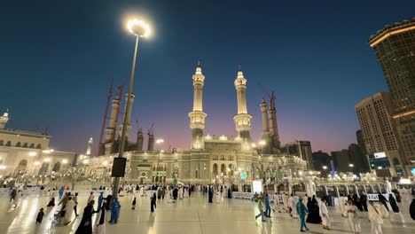 Una-Vista-Nocturna-De-La-Masjid-Al-Haram-En-La-Meca,-Arabia-Saudita.