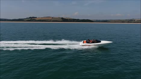 Schnellboot-Mit-Hoher-Geschwindigkeit-Unterwegs