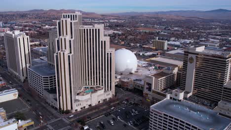 Edificios-Y-Casinos-Del-Centro-De-Reno-Nevada-Usa,-Vista-Aérea-De-Drones