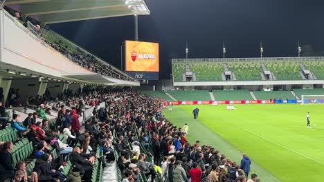 Las-Multitudes-Se-Reúnen-Para-El-Entrenamiento-Del-Club-De-Fútbol-Romaní-En-El-Parque-HBF.