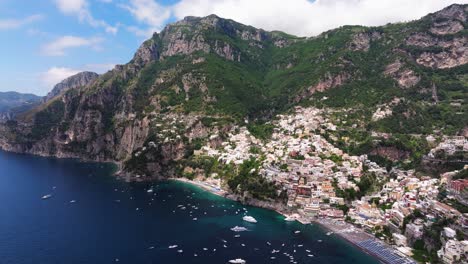 Erstaunlicher-Hyperlapse-über-Der-Strandstadt-Positano,-Amalfiküste,-Drohne