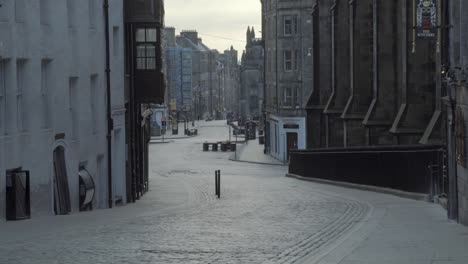 Deserted-Edinburgh-Royal-Mile,-thoroughfare-of-the-old-town-during-lockdown