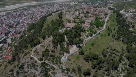 Berat,-Albanien,-Diese-2.413-Jahre-Alte-Stadt,-Der-Stolz-Der-Albanischen-Architektur,-Die-Unter-Dem-Schutz-Der-Unesco-Steht,-Liegt-120-Km-Von-Tirana-Entfernt