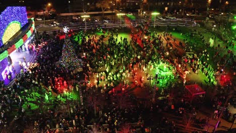 Vista-Aérea-De-La-Iluminación-Del-árbol-De-Fort-Lee-En-Nueva-Jersey-Durante-La-Navidad