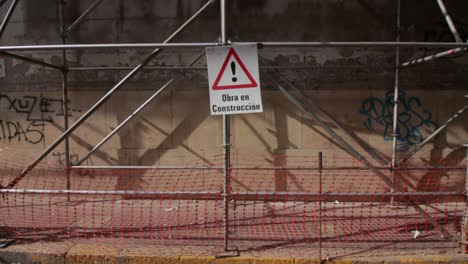 „Arbeiten-Im-Bau“-Schild-In-Der-Innenstadt-Von-Buenos-Aires