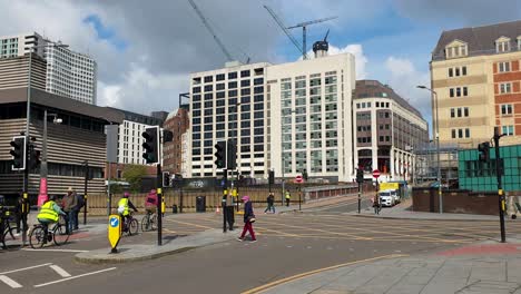 Los-Peatones-Y-Ciclistas-En-Las-Calles-Del-Centro-De-La-Ciudad-De-Birmingham,-En-La-Región-Central-De-Inglaterra