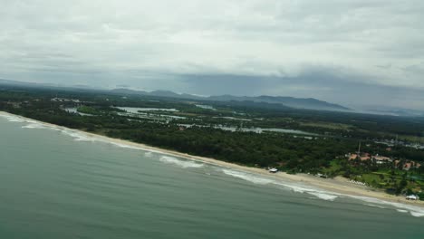 Wellen-Steigen-Am-Strand-Und-Erreichen-Das-Ufer