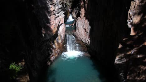 Vista-Aérea-De-Increíbles-Cascadas-Escondidas-Y-Piscinas-Naturales-En-Un-Estrecho-Cañón