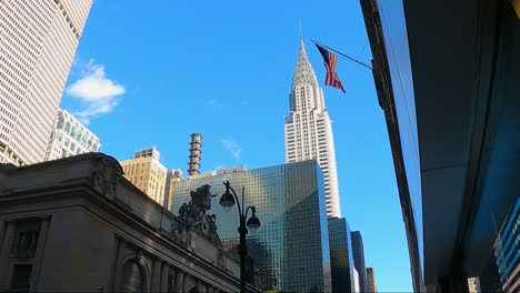 Bandera-Estadounidense-Moviéndose-Lentamente-Con-El-Empire-State-Building-Al-Fondo,-Ciudad-De-Nueva-York