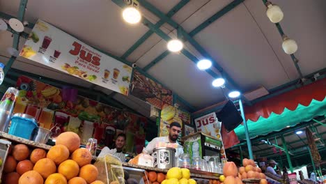 Verkäufer-Von-Frischem-Obst-Und-Orangensaft-Am-Djemaa-El-Fna-In-Marrakesch,-Marokko