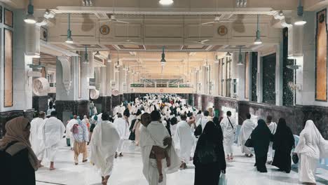 Pilger-Führen-Umrah-In-Safa-Und-Marwa-In-Mekka,-Saudi-Arabien-Durch.-Pilger-Führen-Umrah-In-Safa-Und-Marwa-In-Mekka,-Saudi-Arabien-Durch