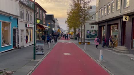 La-Gente-Camina-Por-La-Principal-Calle-Comercial-Laugavegur-En-Reykjavik,-Islandia