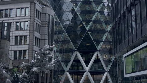 Tiro-De-Inclinación-Lenta-En-La-Ciudad-De-Londres-Del-Edificio-St-Mary-Axe