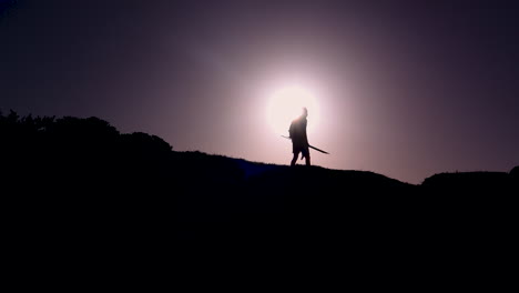 Pasa-Un-Pescador-Con-Palos-Y-Una-Tela,-Luego-Espera-A-Que-Otros-Dos-Pescadores-Con-Aparejos-De-Pesca-Se-Le-Unan-Mientras-Observa-El-Amanecer.