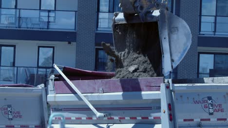 Schwere-Baumaschinen:-Baggerschaufel-Kippt-Erde-In-LKW