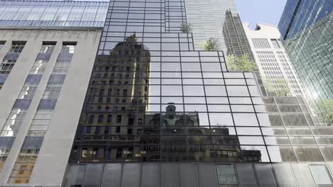 Polizeipräsenz-Am-Eingang-Zum-Trump-Tower-Mit-Dem-Ikonischen-Goldenen-Schriftzug,-Der-Amerikanischen-Flagge-Und-Den-Umliegenden-Luxusgeschäften-In-Einer-Belebten-Straße-In-New-York-City