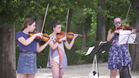 Tres-Violinistas-En-El-Parque-Del-Retiro-De-Madrid