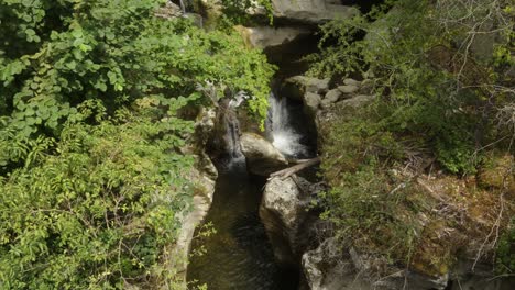 Im-Inneren-Des-Flusses-Grüne-Alpine-Klippe,-Wasser-Fließt-In-Natürlicher-Meditativer-Umgebung