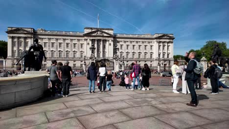 Touristen,-Die-An-Einem-Sonnigen-Morgen-Vom-Queen-Victoria-Memorial-Aus-Fotos-Vom-Buckingham-Palace-Machen