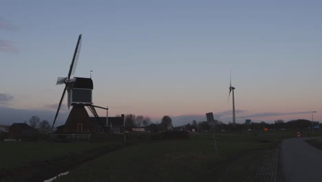 Traditionelle-Windmühle-Und-Moderne-Windmühle-Stehen-Nebeneinander-In-Den-Niederlanden