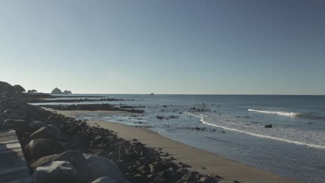 New-Plymouth-Costal-Walkway,-Schwarzer-Sand,-Taranaki,-Neuseeland