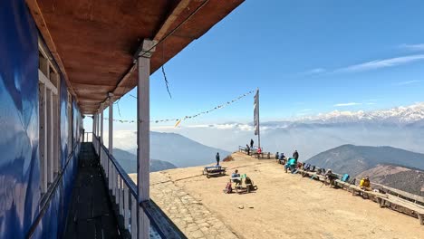 Felicidad-Del-Himalaya-Desde-El-Balcón-De-Un-Albergue-De-Montaña:-Paseo-Pintoresco-Con-Picos-Nevados-Y-Cielos-Azules-Y-Despejados,-Lauribina