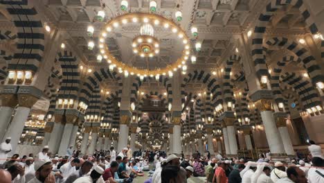 Una-Vista-Interior-De-La-Mezquita-Del-Profeta,-Masjid-Al-nabawi,-En-Medina,-Arabia-Saudita